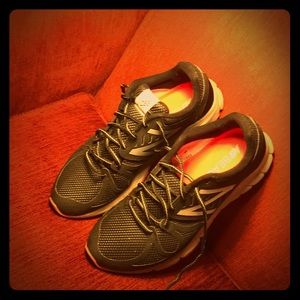 new balance tennis/running shoes for men size 10